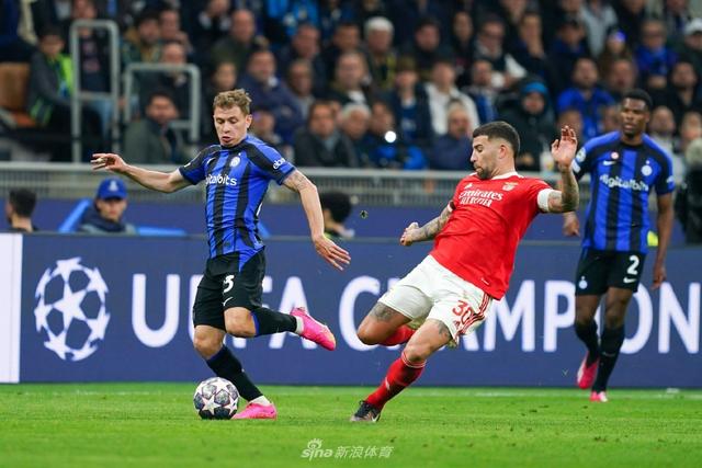 简洁纯色的商务型名片设计